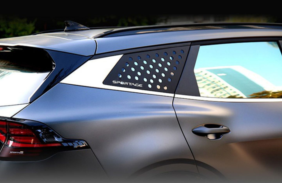 Ốp trang trí kính đuôi xe Kia Sportage 2022