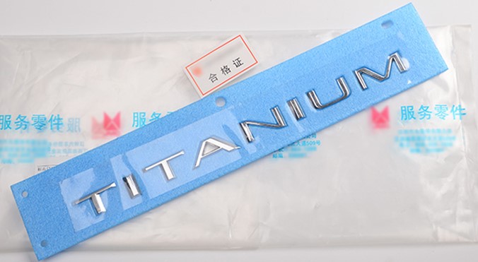 Logo "Titannium" dán xe Everest