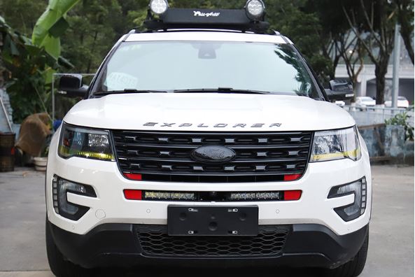 Dán phản quang phía trước xe Ford Explorer
