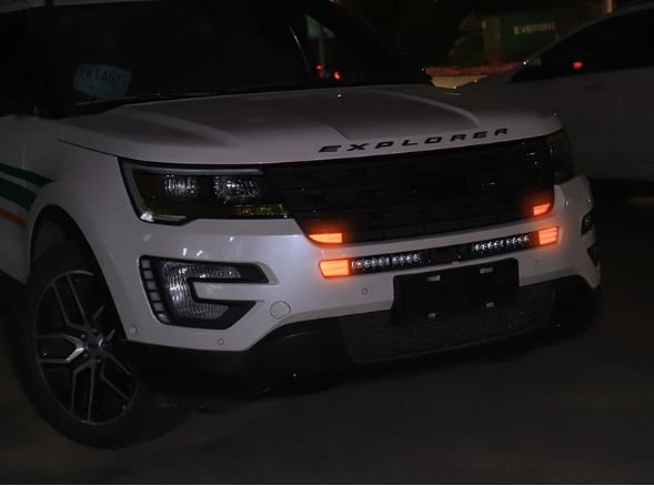 Dán phản quang phía trước xe Ford Explorer