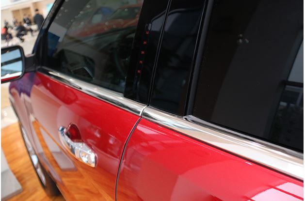 Viền chân kính Ford Explorer (M1)