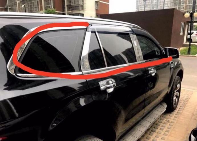 Viền kính xung quanh everest ( khi đã lắp vè che mưa )