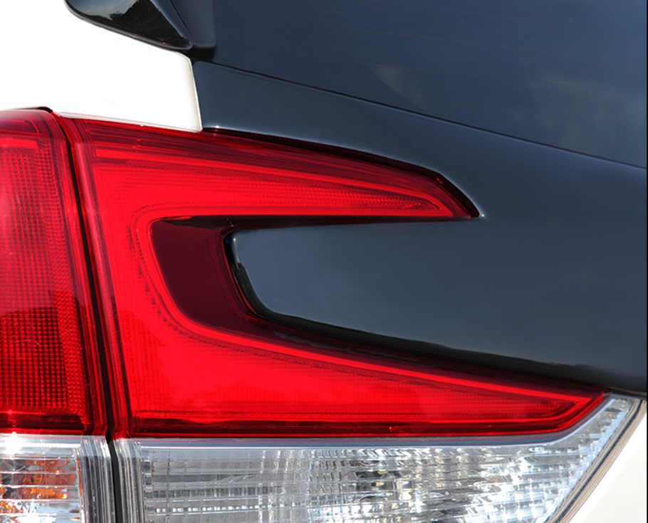 Ốp trang trí đuôi xe Subaru Forester đen bóng 2019-2022