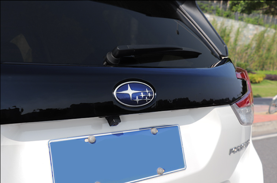 Ốp trang trí đuôi xe Subaru Forester đen bóng 2019-2022