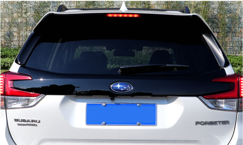 Ốp trang trí đuôi xe Subaru Forester đen bóng 2019-2022