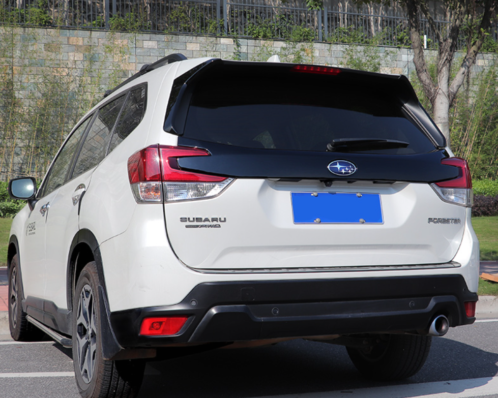 Ốp trang trí đuôi xe Subaru Forester đen bóng 2019-2022