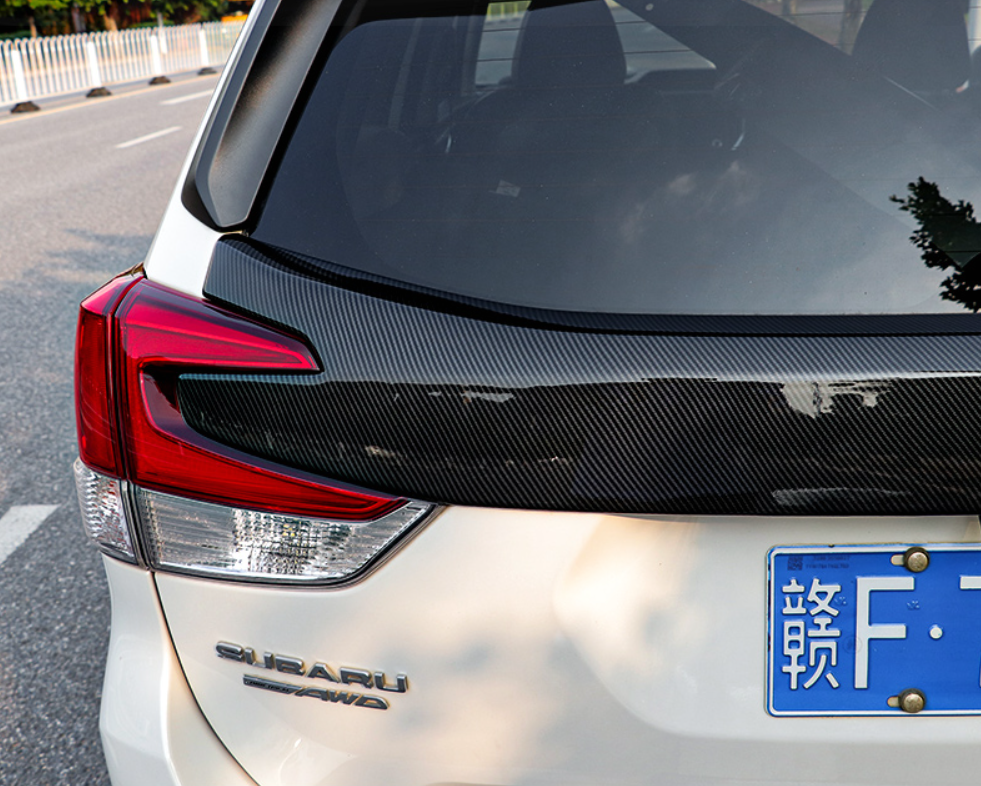 Ốp trang trí đuôi xe Subaru Forester vân cacbon 2019-2022