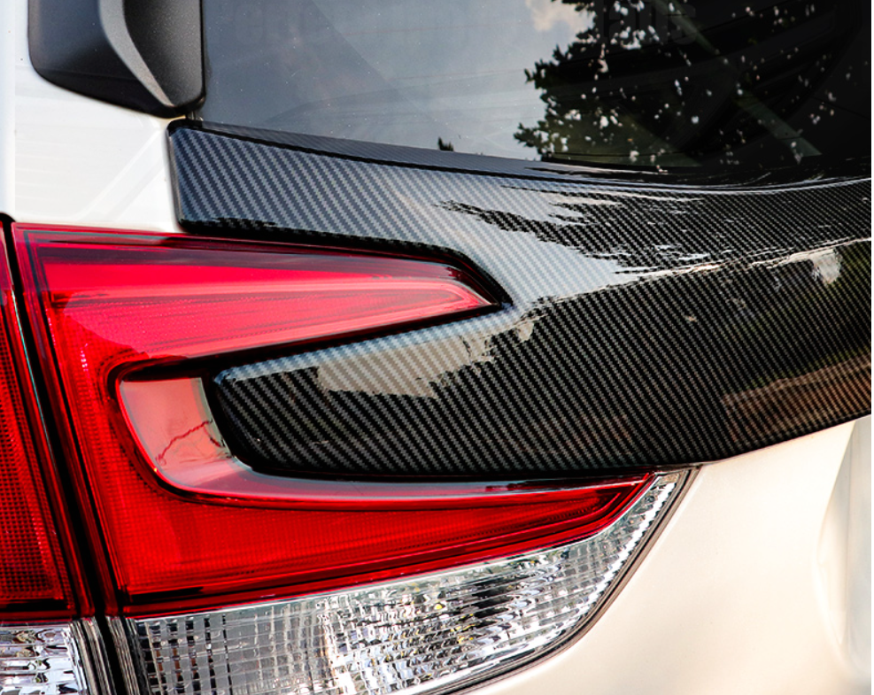 Ốp trang trí đuôi xe Subaru Forester vân cacbon 2019-2022