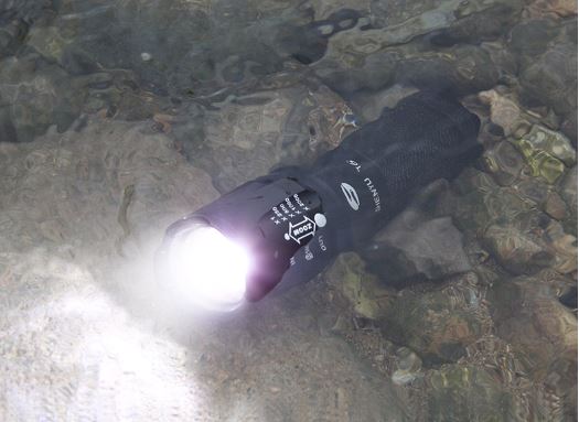 Đèn pin siêu sáng dự phong trong xe