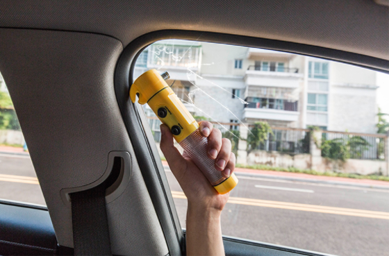 Dụng cụ thoát hiểm, dự phòng cần thiết trong xe