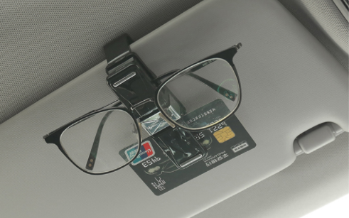 Kẹp kính hỗ trợ bảo vệ kính trên xe Volvo