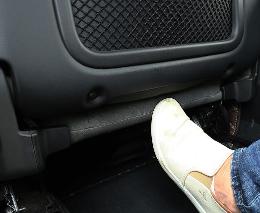 Ốp chống đá chân ghế xe Volvo XC60 (vân cacbon)