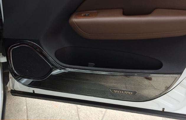 Tapi cửa chống đá chân Volvo XC60 (titan xước)